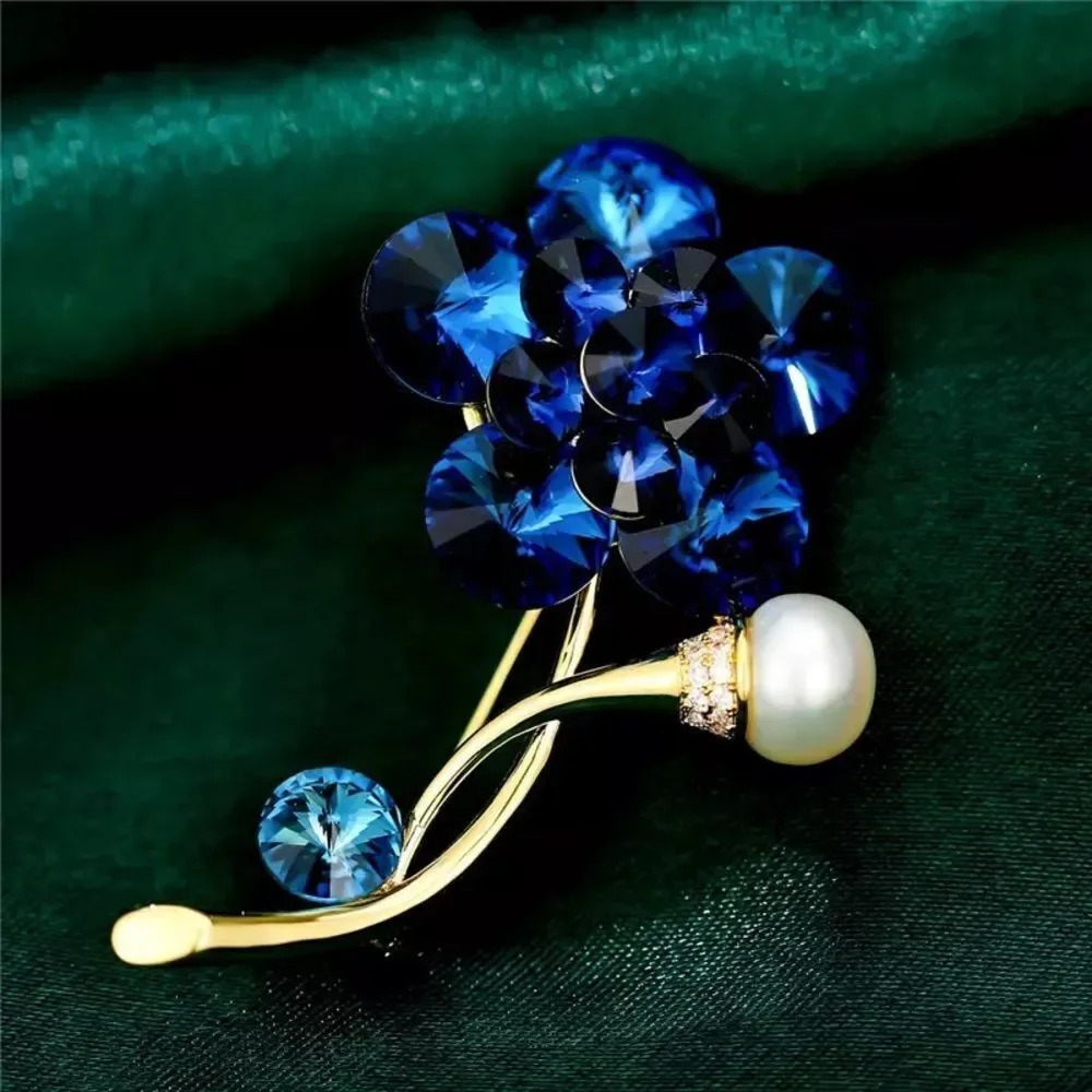 VQ Flower Brooch - Picture 3 of 5